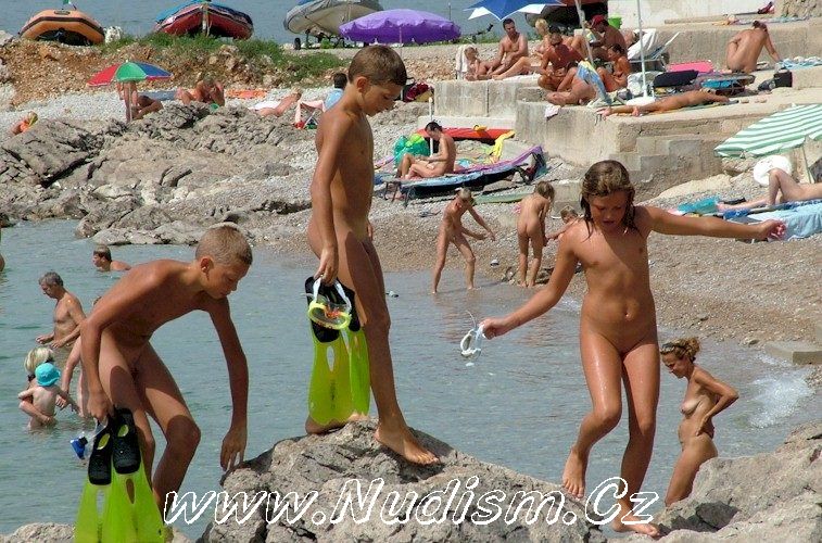 [Image: 1377894033_nude-kids-playing.jpg]