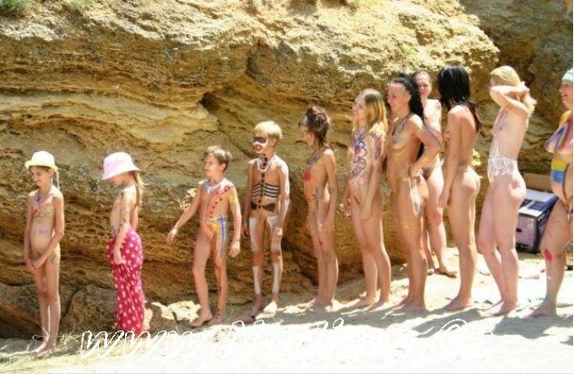 [Image: 1380663399_body-art-nudism.jpg]