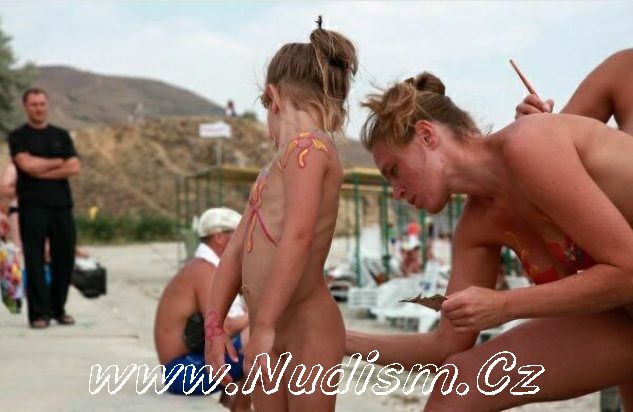 [Image: 1380742345_mother-and-daughter-nudists.jpg]