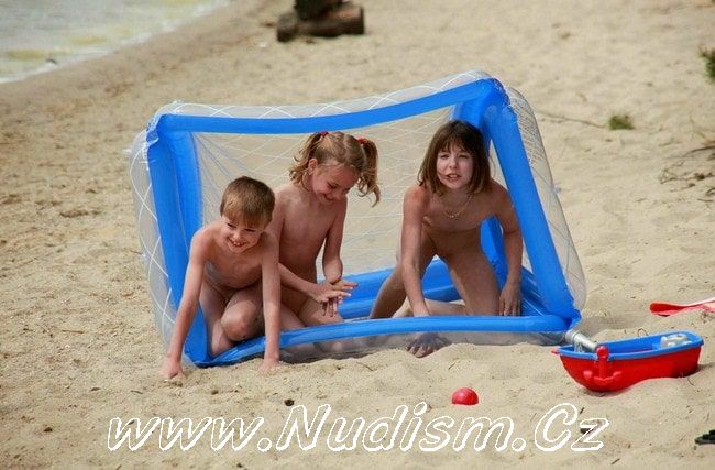 [Image: 1454260115_naturist-family-events-pictur...-games.jpg]