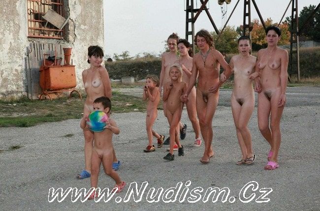 [Image: 1454271971_family-nudism-nudist-family-e...series.jpg]