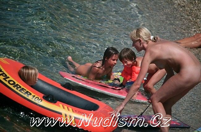 [Image: 1454280808_family-nudism-fkk-beach-profi...nudism.jpg]