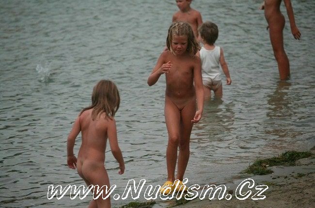 [Image: 1454280894_family-nudism-fkk-beach-profiles.jpg]