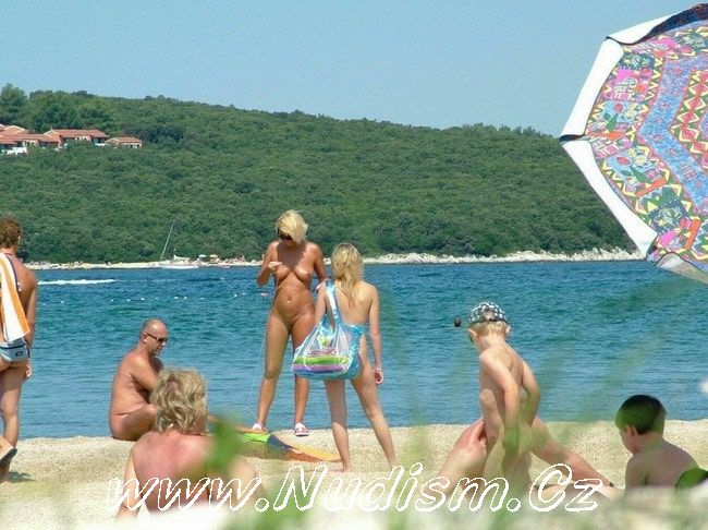 [Image: 1454282253_family-nudism-fkk-outdoor-scenes1.jpg]