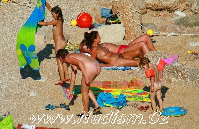 [Image: 1454282758_family-nudist-pictures-fkk-nudist-beach1.jpg]