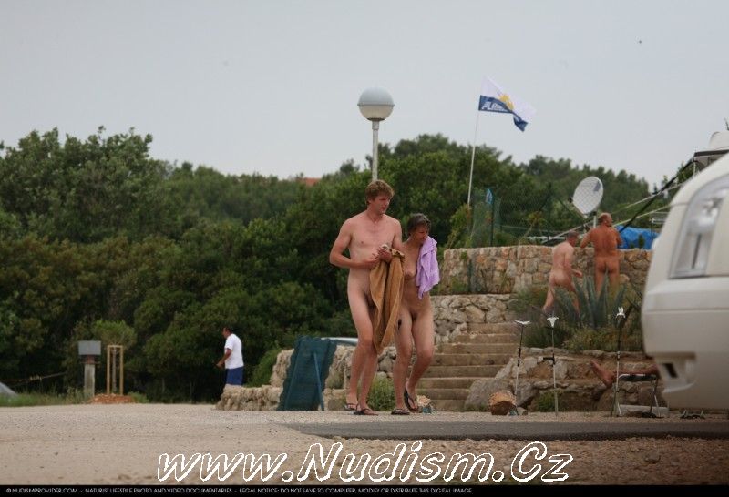 [Image: 276699531_nudism_family_indian_summer_pa...k-down.jpg]