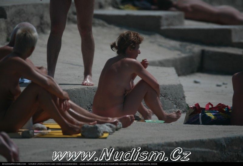 [Image: 276700733_nudist_rocky_family_angle-fkk_...amping.jpg]