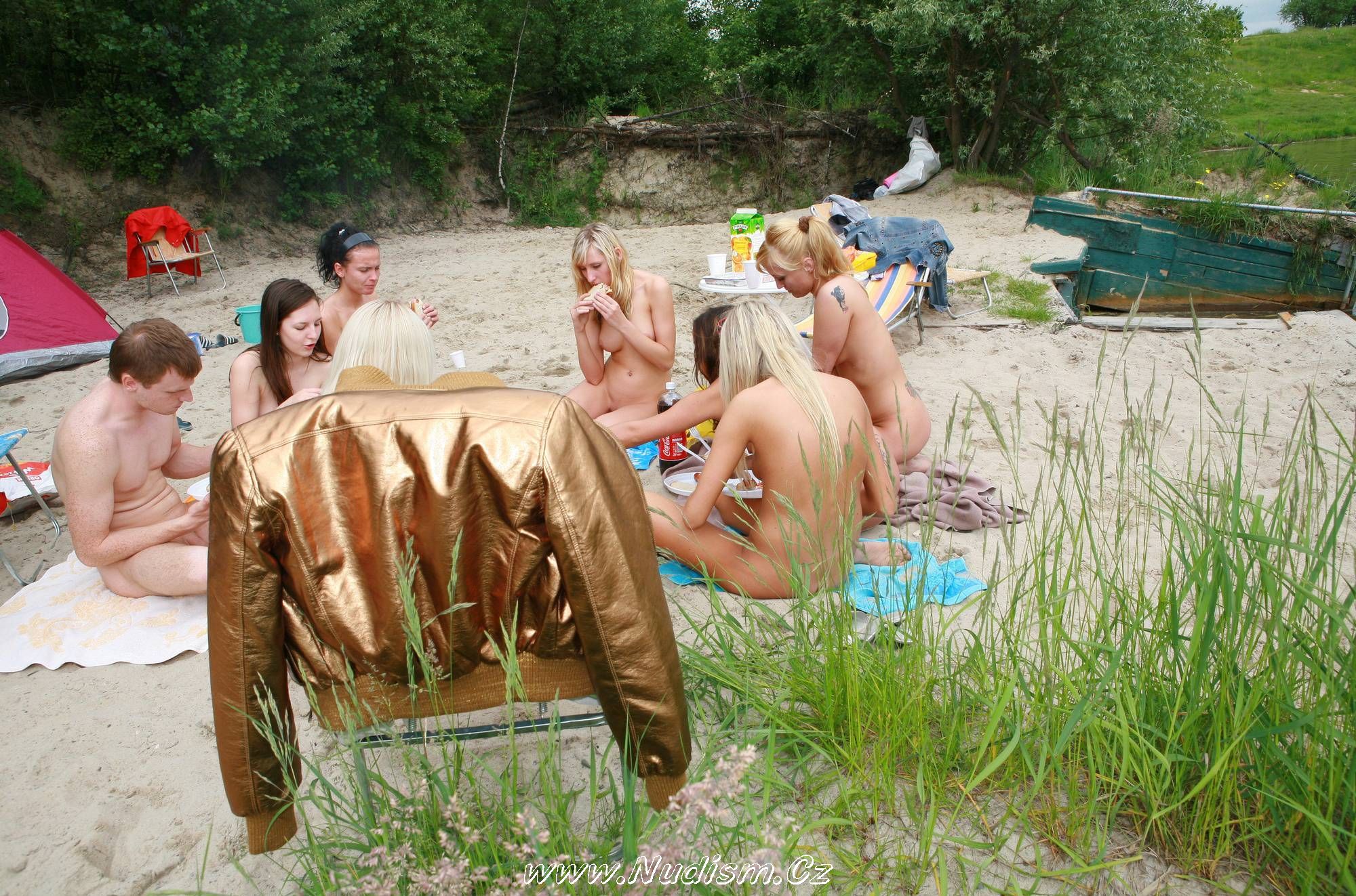 [Image: Lakeside-Picnic-For-All-Pure-Nudism-Pics-2.jpg]