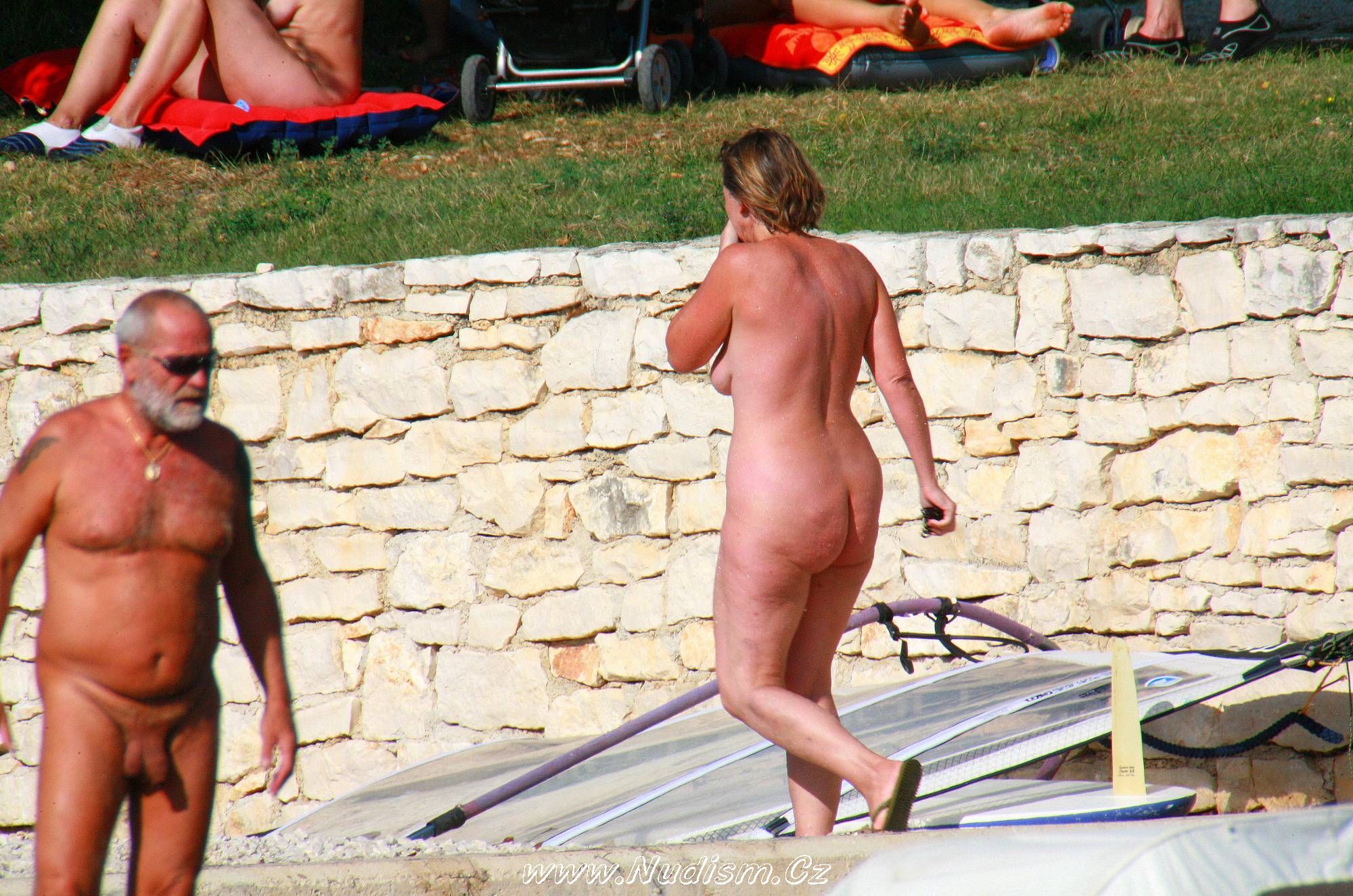 [Image: Pure-Nudism-Pics-Ula-FKK-Wall-Side-Families-2.jpg]